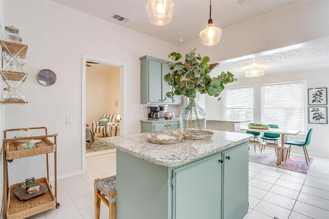 Building Photo - Charming 2-Bed, 2-Bath in Arlington Heights!