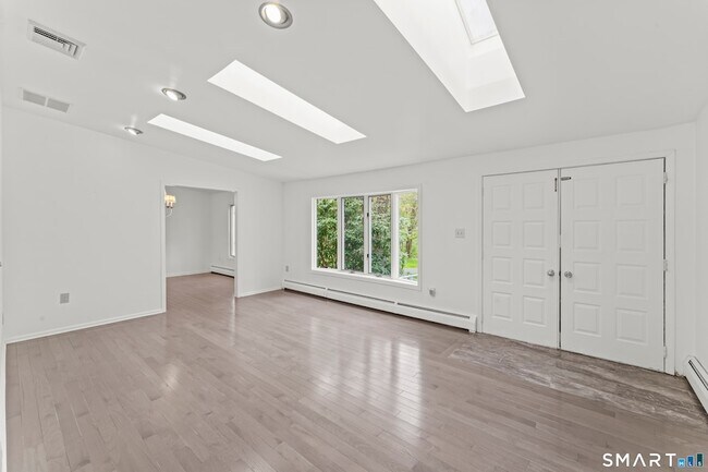 Building Photo - 89 Cranbury Dr