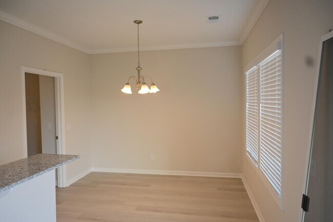 Building Photo - 692 Manitou Cir