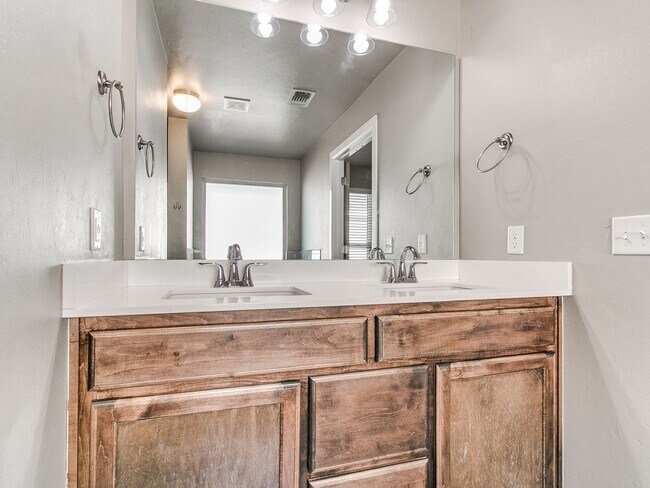 Building Photo - 3 bedroom, 2 bathroom, 2 car garage