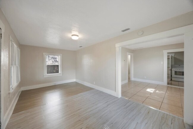 Building Photo - Spacious 2bdrm/1bath home with detached ga...