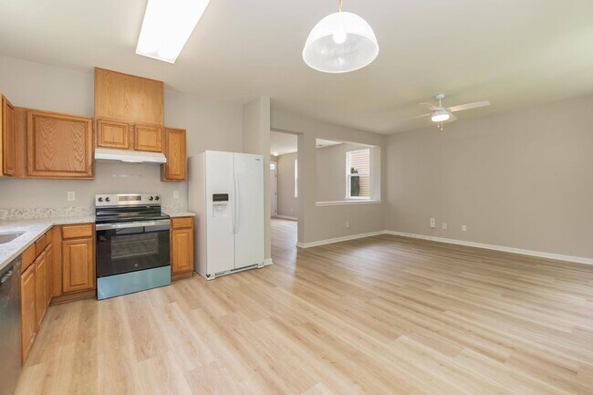 Building Photo - Four Bedroom Home in Sought After Neighborhood!