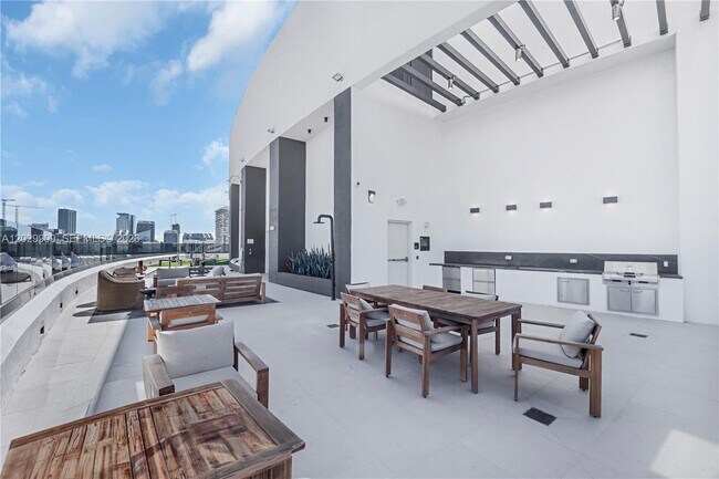 Building Photo - 225 N Miami Ave