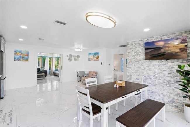 Building Photo - 8825 Oak St