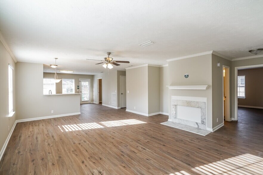 Building Photo - 5125 Hickory Grove Dr