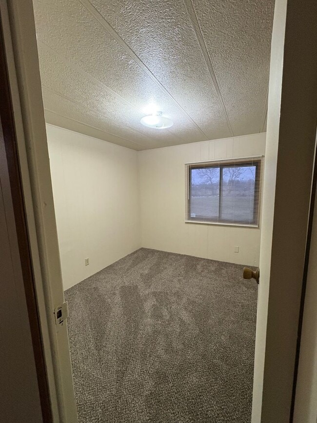 Building Photo - Country Living!