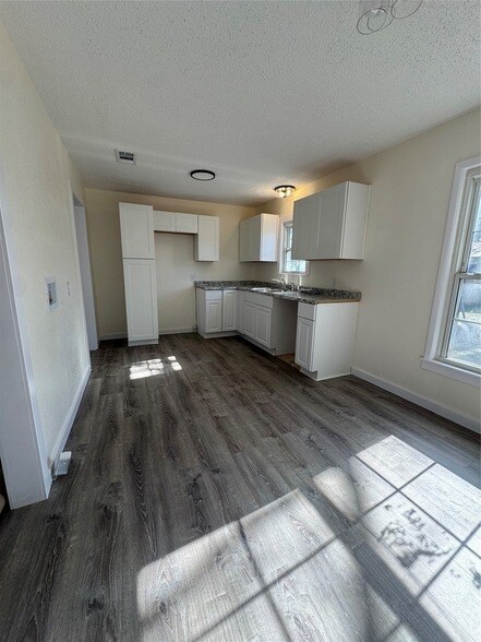 Building Photo - 214 E Acheson St