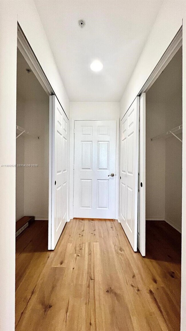 Building Photo - 1203 Town Center Dr