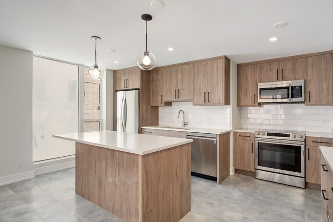 Building Photo - 227 E Walton Pl