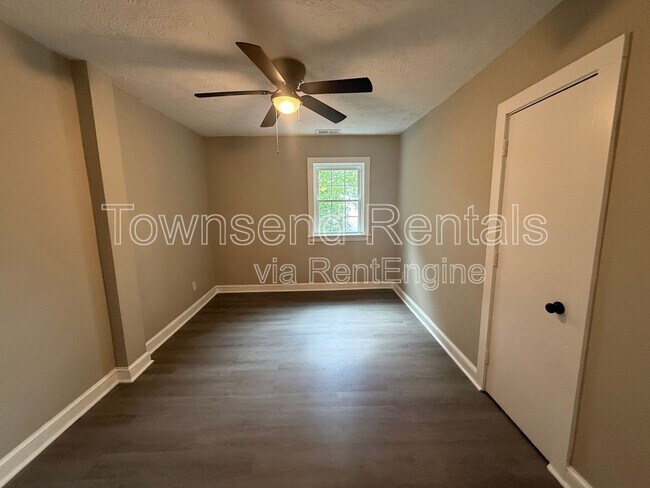 Building Photo - 807 Branson St