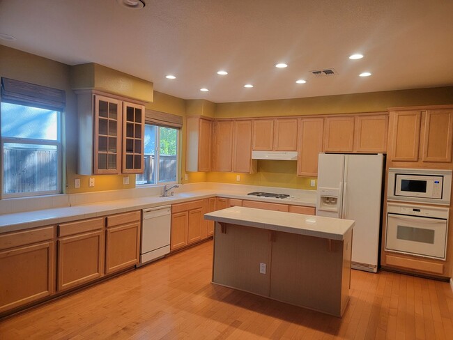 Building Photo - Gorgeous 4 bedroom 2.5 bath with large bon...