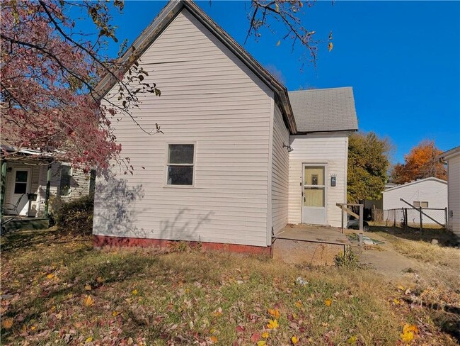 Building Photo - 1646 E Wood St