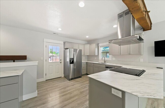 Building Photo - Bright, Spacious Home in Prime Southeast B...