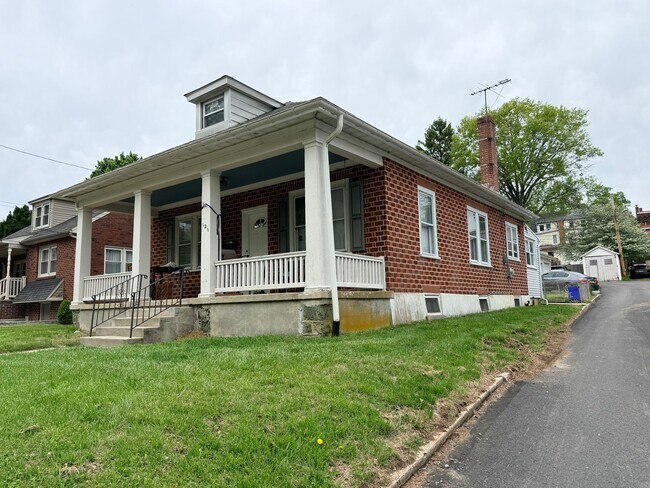 Building Photo - Student Rental next to WCU Campus | 3 Bed Single Family Home w/ Covered Front Porch, Yard & Basem...