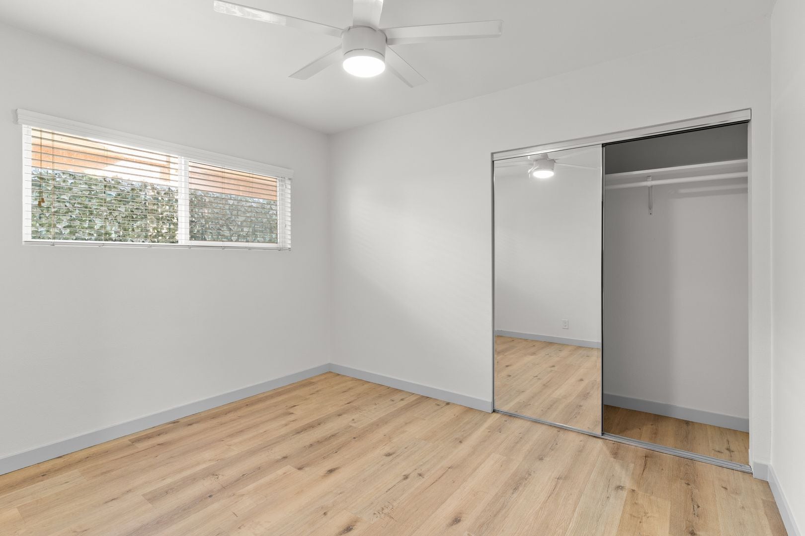 Building Photo - 1078 E 7th St