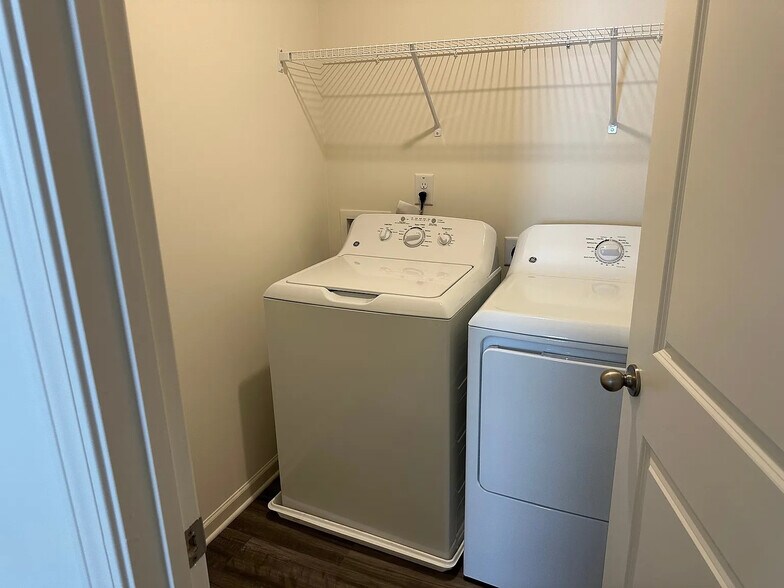 Building Photo - Room in Townhome on Elowen Ln