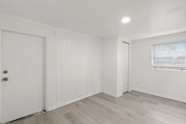 Building Photo - NEWLY RENOVATED Home For Rent in St Petersburg!