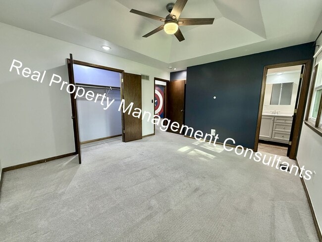 Building Photo - Spacious 4 Bedroom Home in Shawnee Mission!