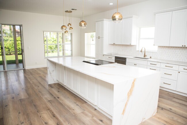 Building Photo - 10881 La Salinas Cir