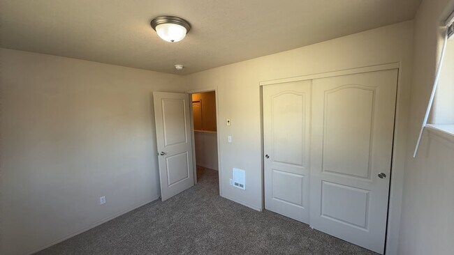 Building Photo - 1398 NE Elk Ct
