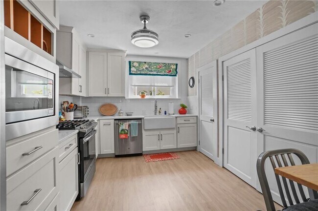 Building Photo - 26 W Narragansett Ave