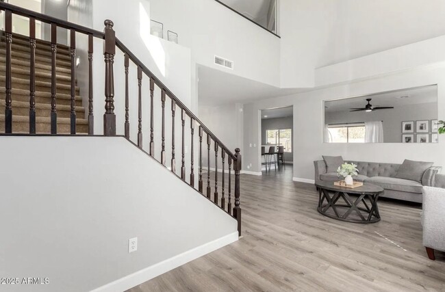 Building Photo - 706 W Green Tree Dr