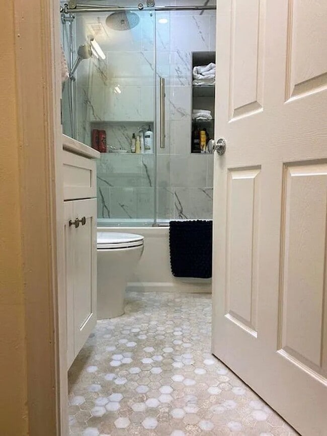 Building Photo - Brentwood Beauty