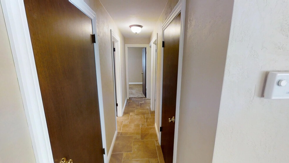 Building Photo - 325 S Matthias St