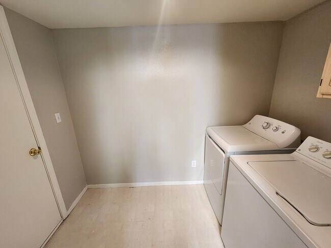 Building Photo - Beautiful townhouse in Silverado Ranch