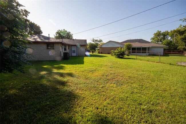 Building Photo - 10902 Mosscrest Dr