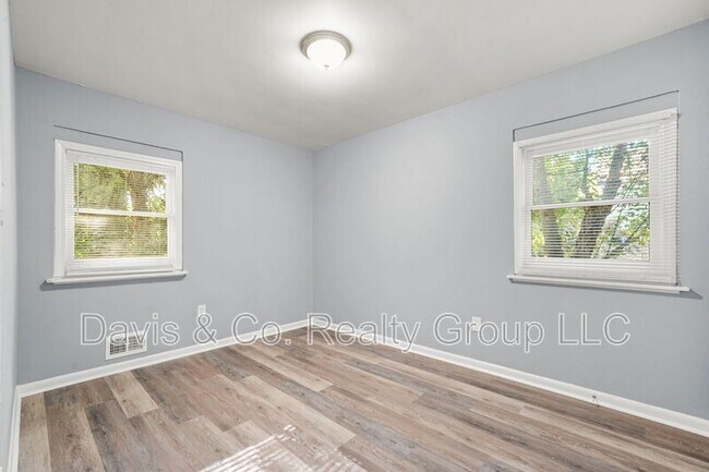 Building Photo - 1156 Hubbard St SW