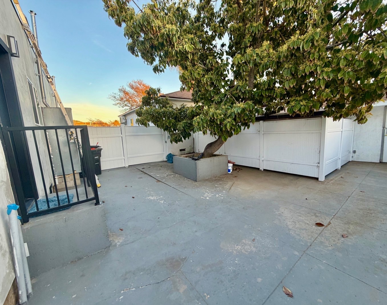 Building Photo - 1144 E Wilson Ave