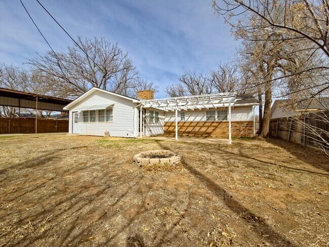 Building Photo - 4 Bedroom Home Near LCU with HUGE Bonus Room