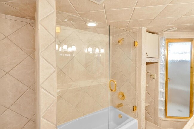 Building Photo - 374 Golfview Rd