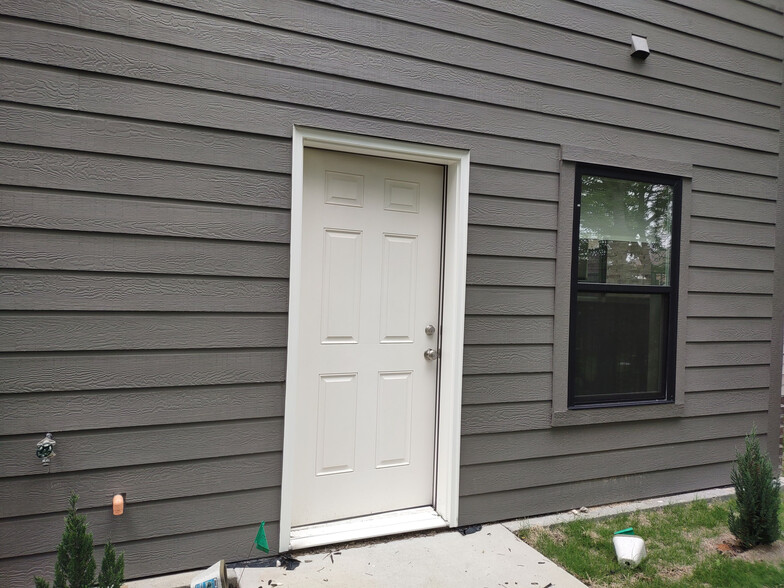 Building Photo - Room in Apartment on Richlands Way