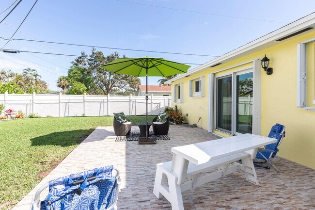 Building Photo - 343 Balsam St