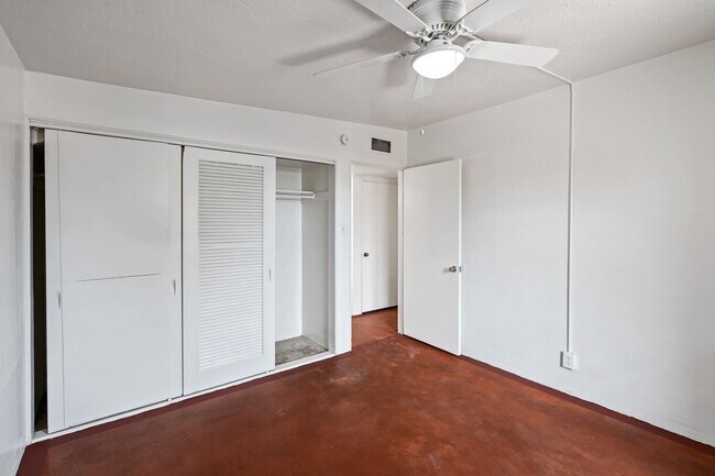 Building Photo - 2230 E Spring St