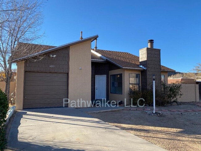 Primary Photo - Charming 3 Bed, 2 Bath Family Home in Nort...