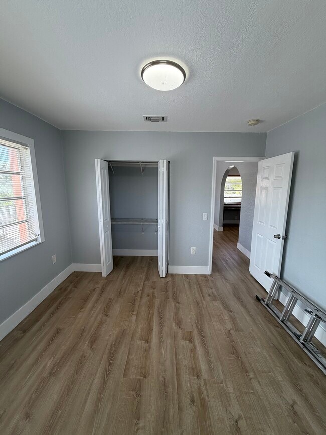 Building Photo - 425 SW 21st Ave