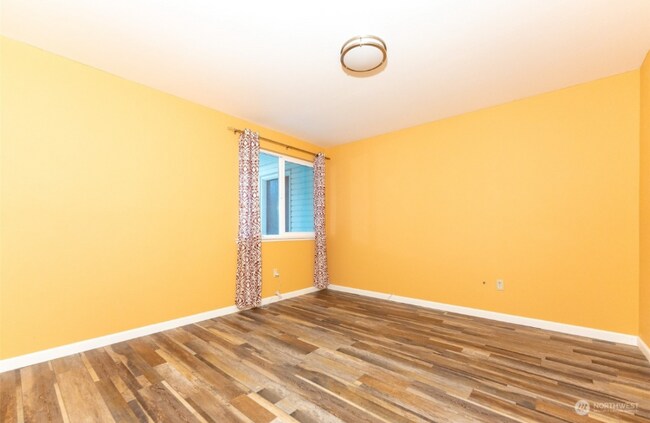 Building Photo - 7826 Emerald Dr SW