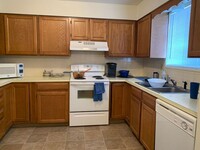 Building Photo - Fantastic, Bright 2 Bedroom 1 Bath Apartme...