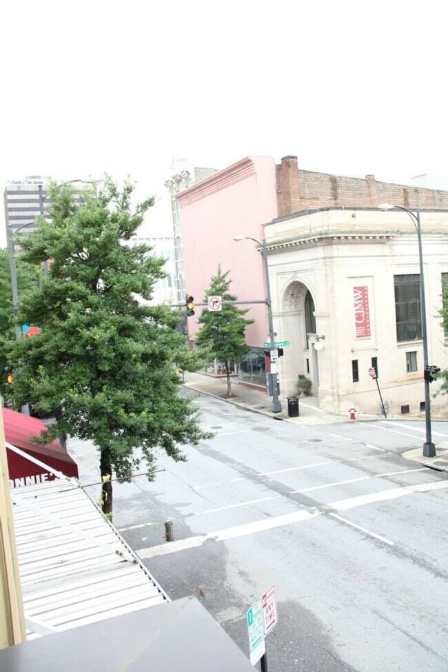 Building Photo - 1105 Main St