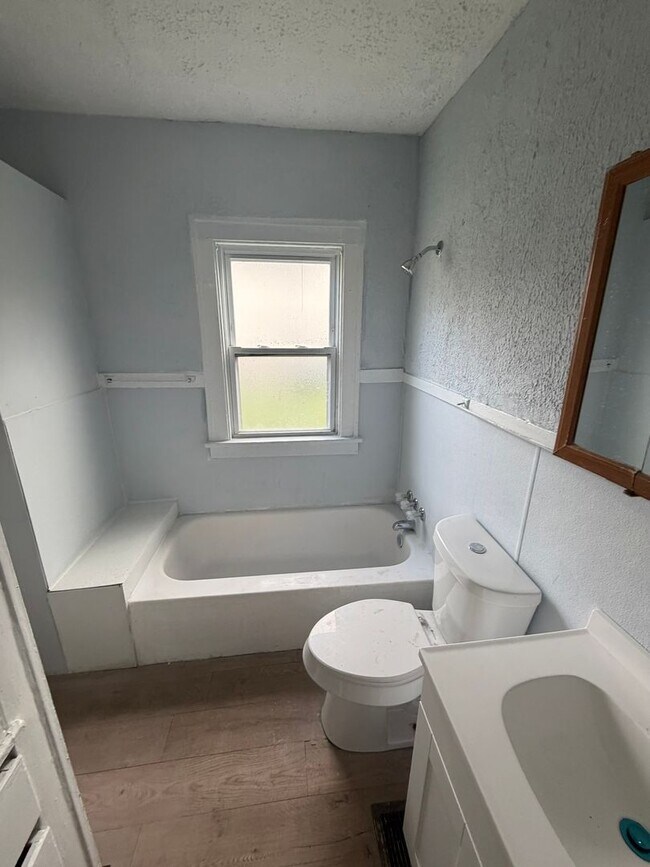 Building Photo - 12706 Parkhill Ave