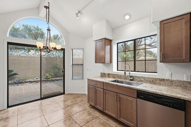 Building Photo - Bright & Peaceful Living in Oro Valley’s Gated Stoney Canyon