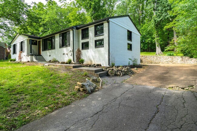 Building Photo - Amazing 3BE/2BA home in the West Meade & H...