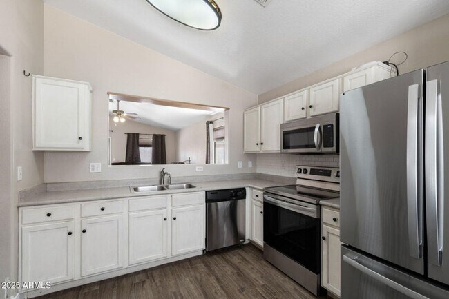 Building Photo - INCREDIBLE UPDATED 3 BEDROOM 2 BATH HOUSE ...