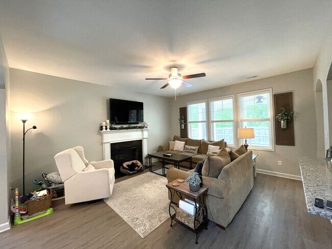 Building Photo - Cul-de-Sac, Spacious, and Comfort in a Prime Coastal Location