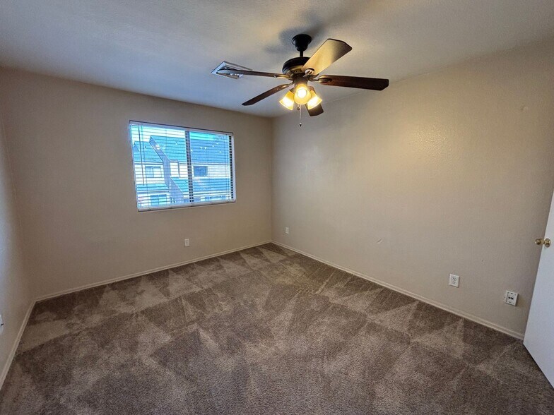 Building Photo - 1257 E Weimer Cir