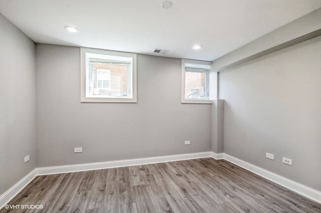 Building Photo - 5915 N Artesian Ave