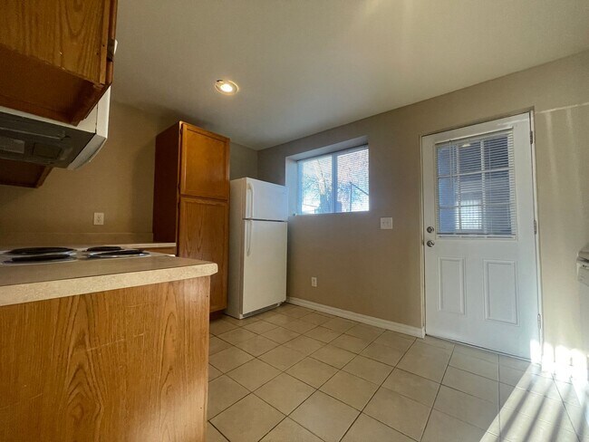 Building Photo - 2 Bed 1 Bath in East Denver Available NOW!